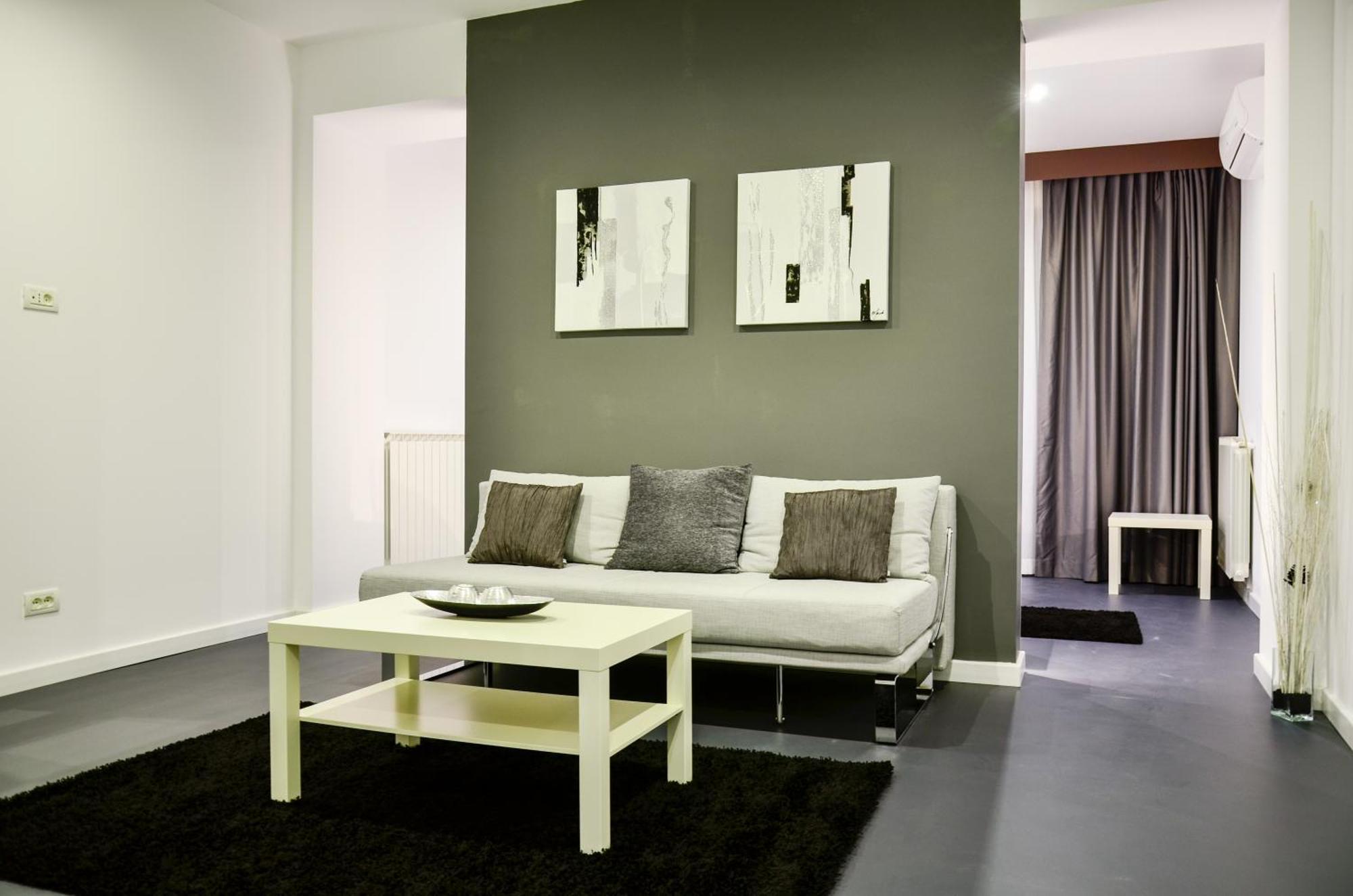 מלון דירות Living 3*